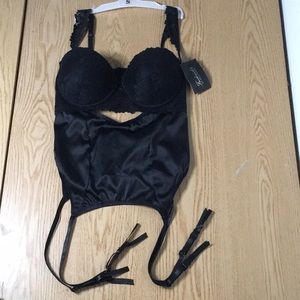 New Frederick’s of Hollywood Lingerie with Garters Underwired Padded Cups Medium